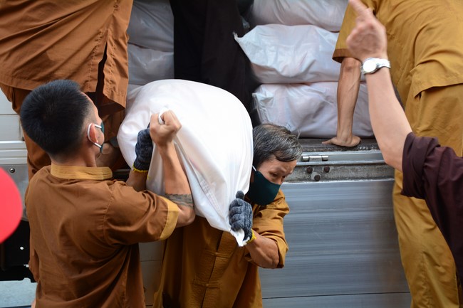 Continuing to support people in need in the Covid-19 pandemic of Hoang Phap Pagoda (series 2)